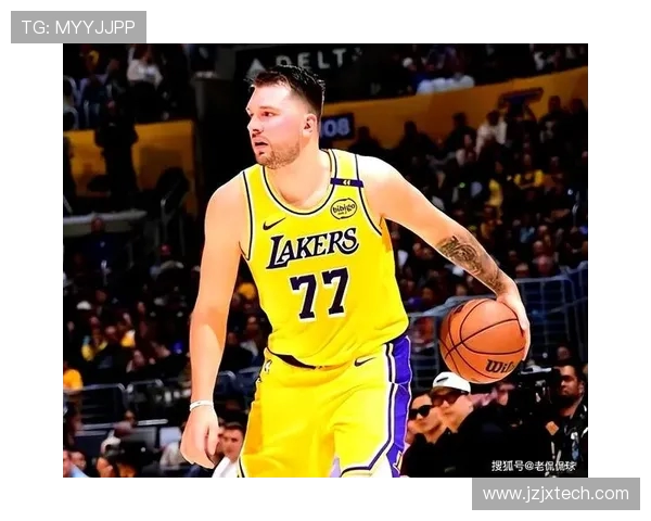 原创东契奇又炸了！单节狂砍20分，詹姆斯复出2+2，湖人31-31太阳，布克11分